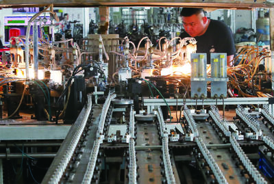 光电器件生产车间的繁忙景象 科技与效率的交响曲